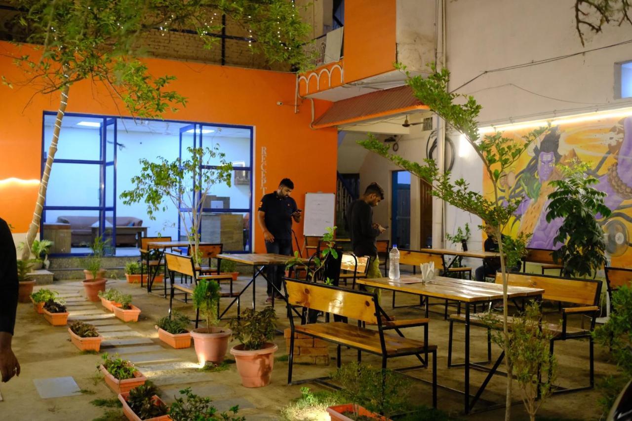 Live Free Hostel Varanasi Bagian luar foto