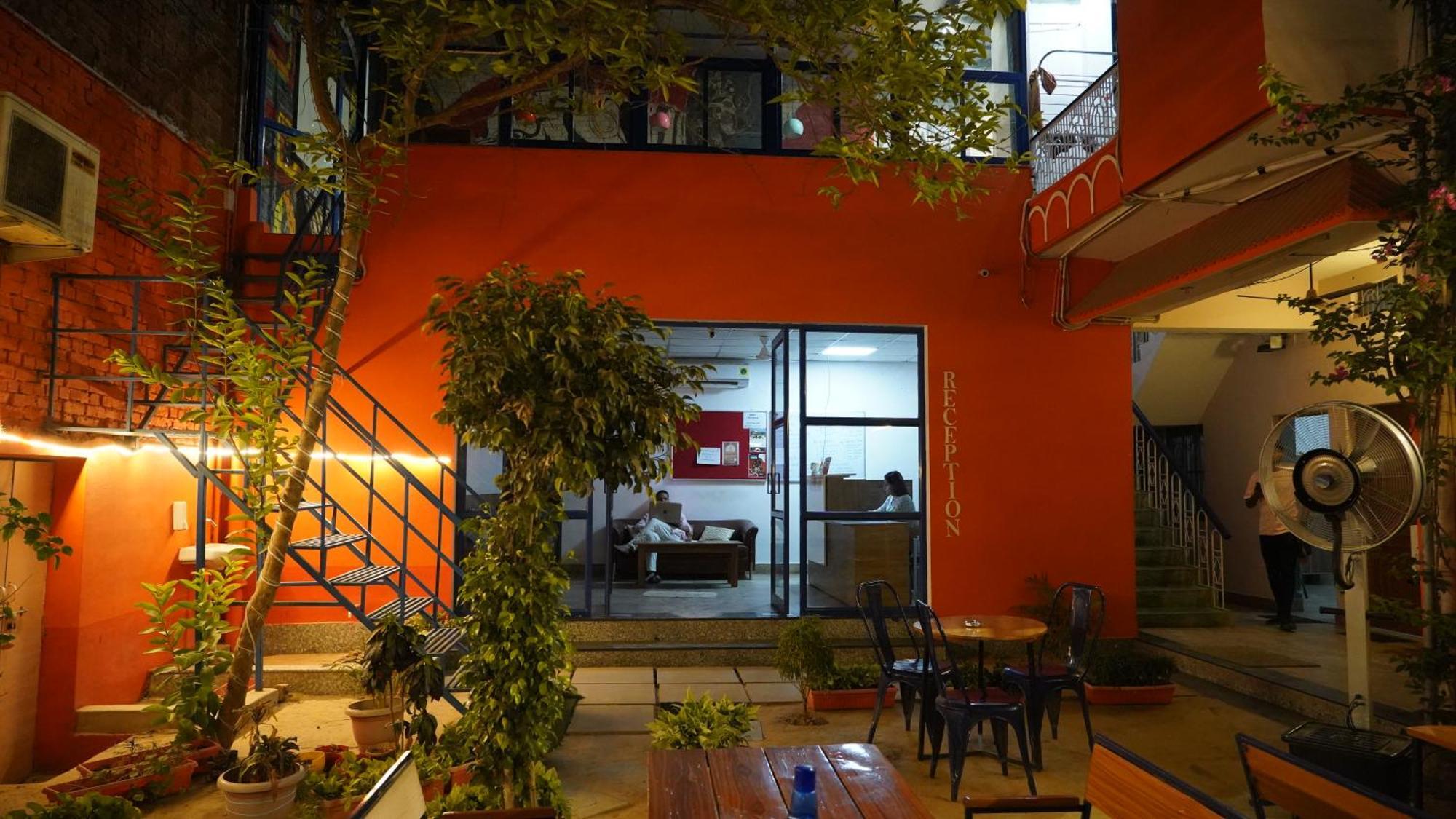 Live Free Hostel Varanasi Bagian luar foto