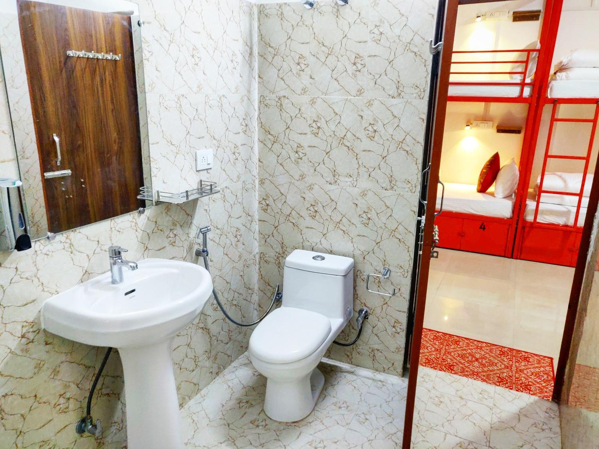 Live Free Hostel Varanasi Bagian luar foto